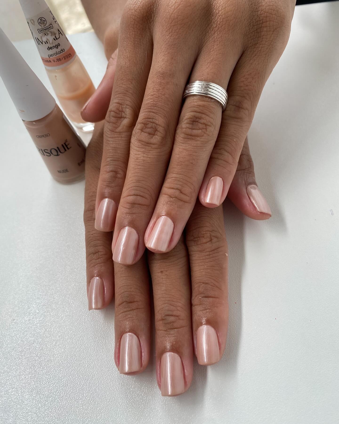 Unhas com esmaltação nude perolada feitas no Espaço Da Lu