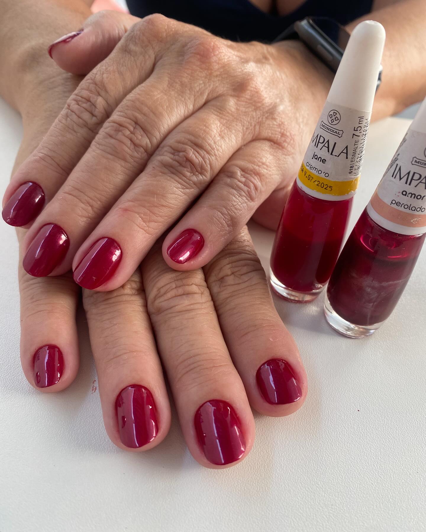 Unhas vermelho cremoso com brilho intenso