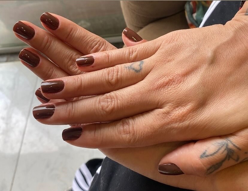 Unhas em marrom chocolate com brilho intenso