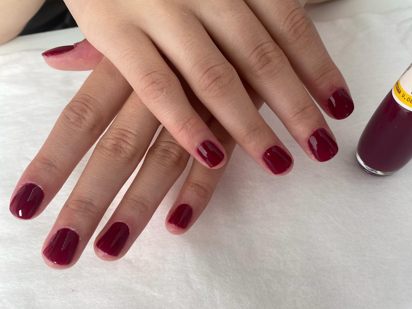 Unhas em tom vinho bordô com acabamento cremoso