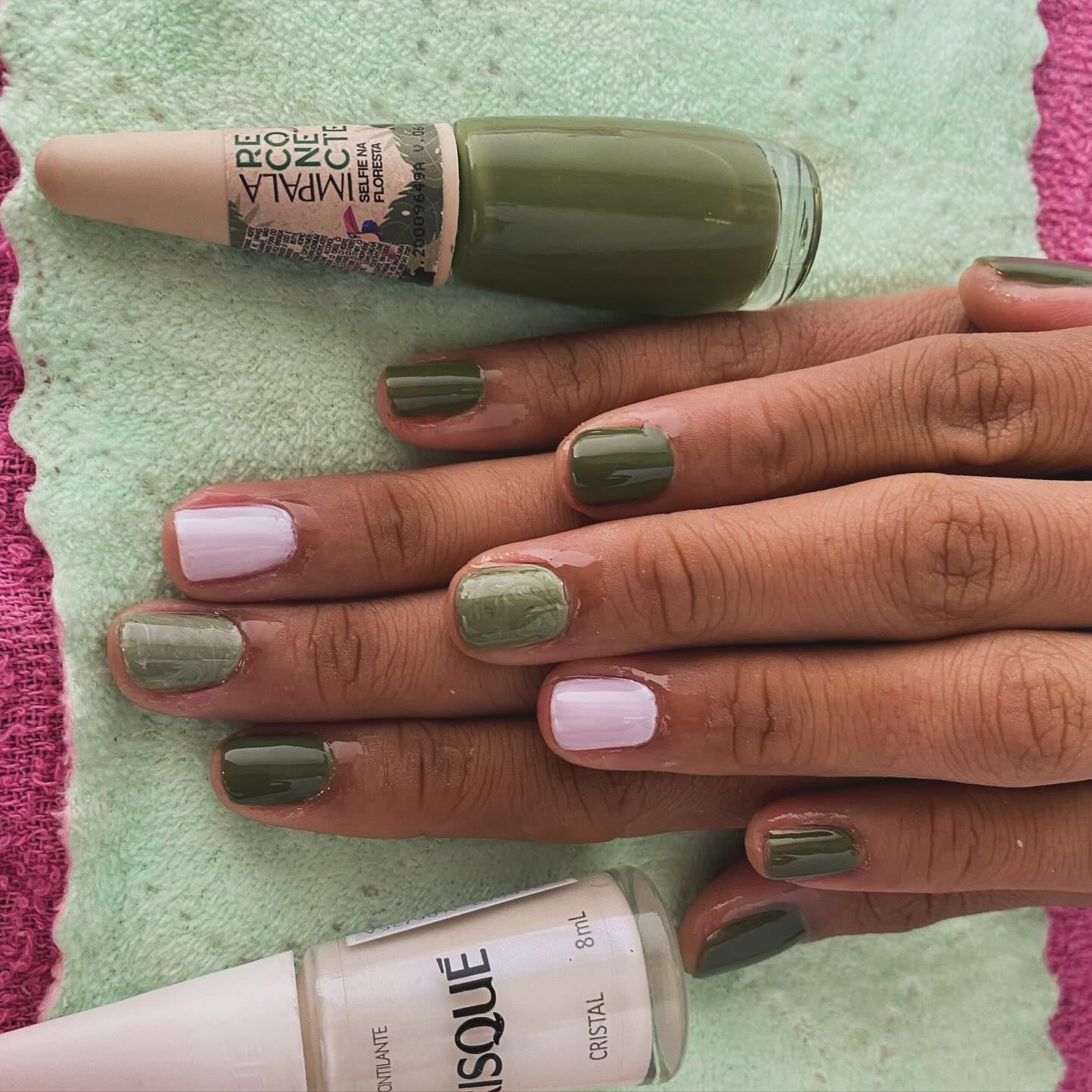 Unhas em verde oliva e lilás, esmaltação colorida